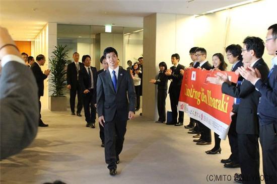 Fan cười ngất khi Công Phượng diện vest - Ảnh 1.