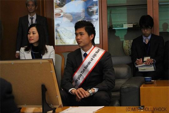 Fan cười ngất khi Công Phượng diện vest - Ảnh 2.