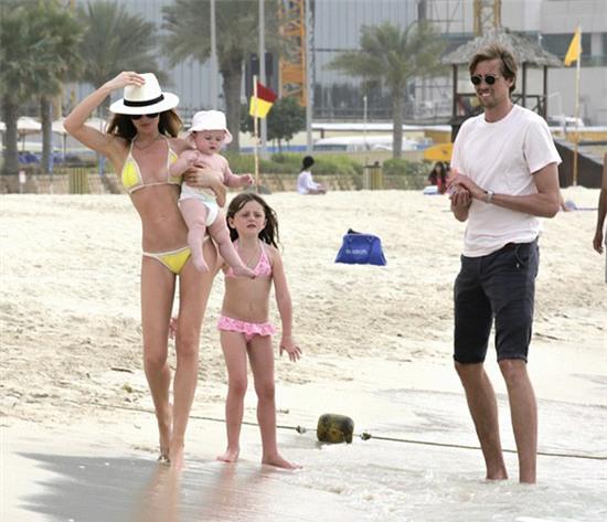 ba-xa-crouch-tha-dang-dep-me-man-tren-bai-bien