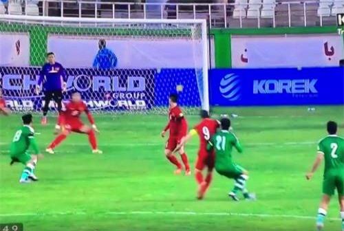 can canh tinh huong cong vinh thuc cui cho vao mat cau thu iraq hinh anh 1