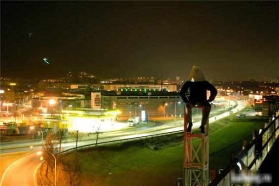 Anh là chiếc đèn soi sáng cả khu phố.