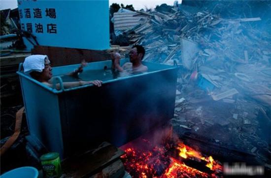 Nhanh ra ngoài chứ nước bắt đầu sôi rồi đấy.