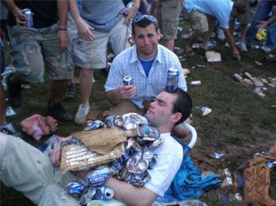 Đã yếu còn thích thể hiện là thế đấy.