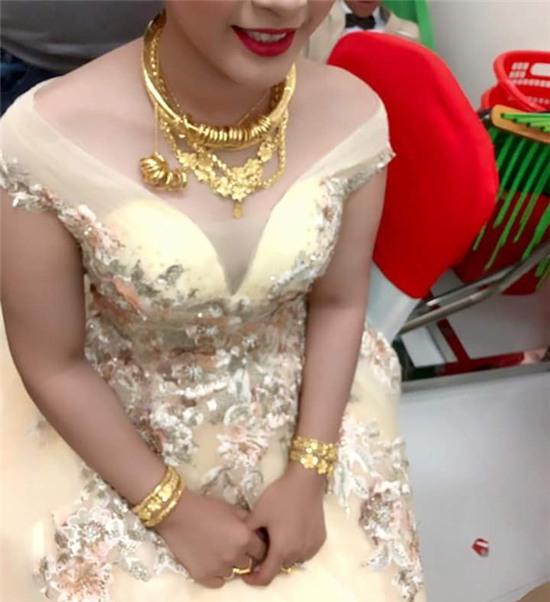 Riêng công đoạn đeo vòng, lồng nhẫn vào các dây chuyền cũng đủ khiến cô dâu này phát mệt
