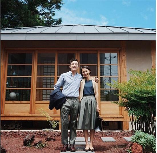 cặp đôi nắm tay trước hiên nhà