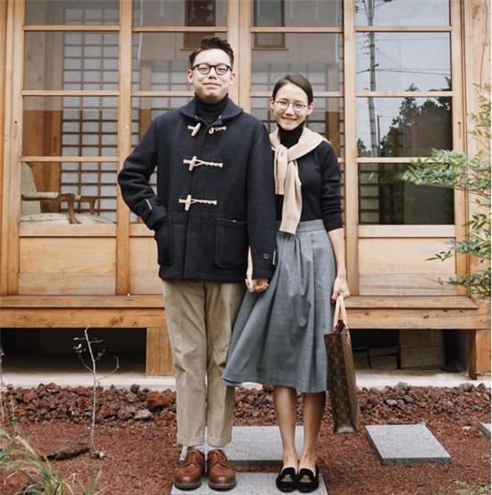 cặp đôi nắm tay trước hiên nhà