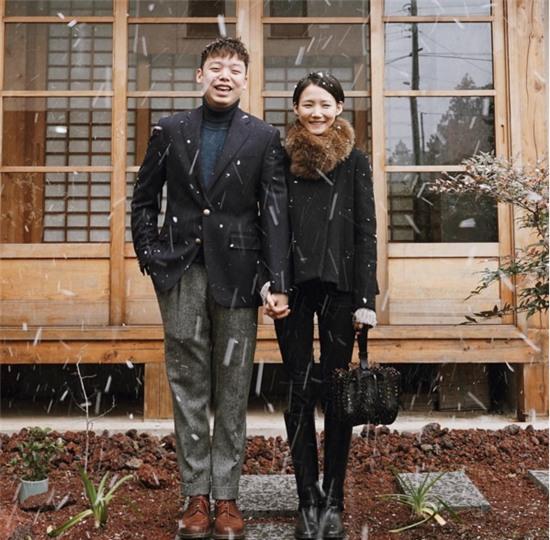 cặp đôi nắm tay trước hiên nhà