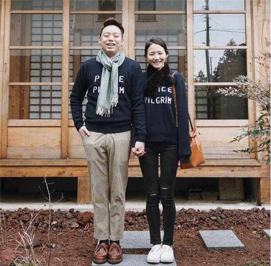 cặp đôi nắm tay trước hiên nhà