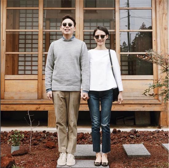 cặp đôi nắm tay trước hiên nhà