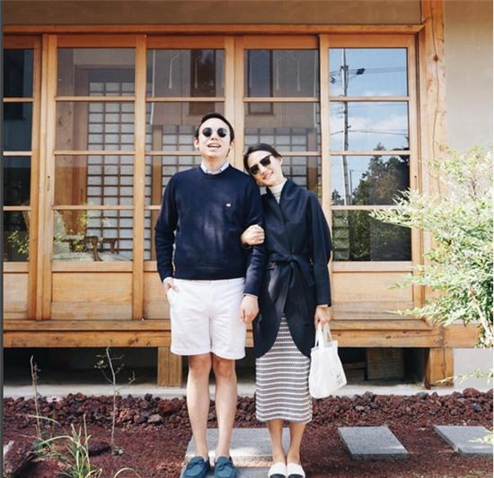 cặp đôi nắm tay trước hiên nhà