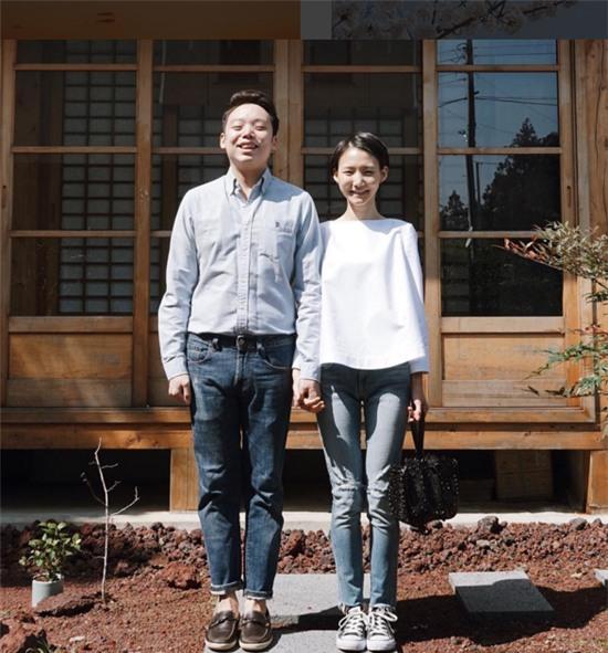 cặp đôi nắm tay trước hiên nhà