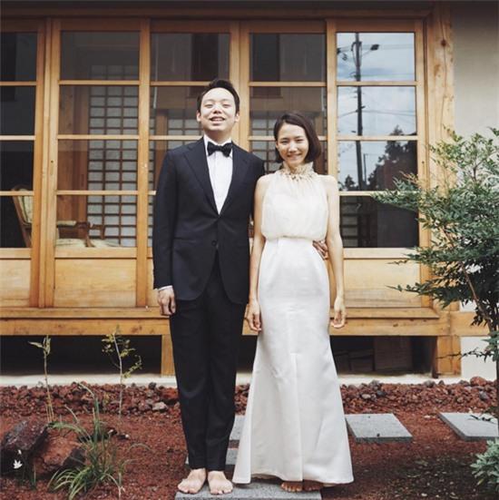 cặp đôi nắm tay trước hiên nhà