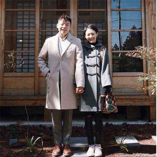 cặp đôi nắm tay trước hiên nhà