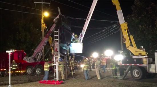 Xe cứu hỏa đầu tiên đến để giải cứu người phụ nữ và chiếc xe.