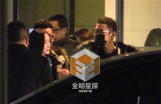 Huỳnh Hiểu Minh bị bắt gặp đi chơi đến nửa đêm với nhiều cô gái - Ảnh 1.