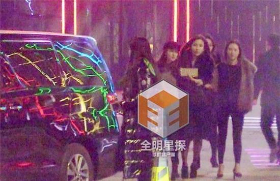 Huỳnh Hiểu Minh bị bắt gặp đi chơi đến nửa đêm với nhiều cô gái - Ảnh 2.