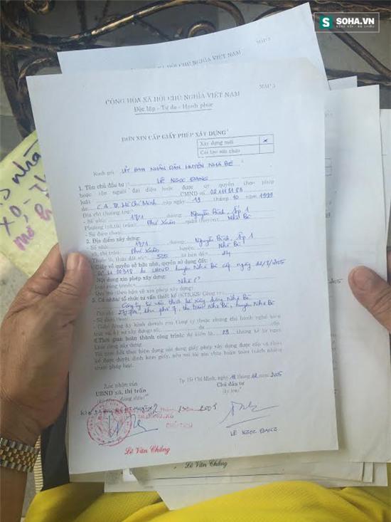 Ông Đang cho phóng viên xem giấy tờ sở hữu ngôi biệt thự mà Minh Béo tự nhận là nhà của mình.