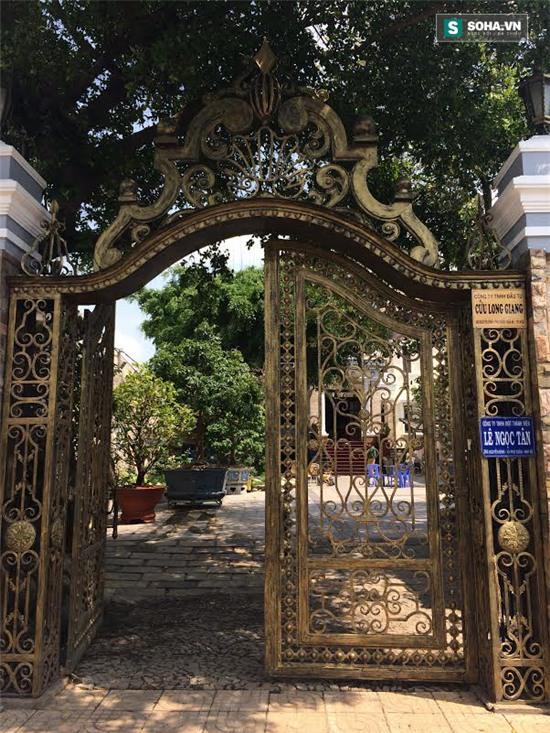 Bên ngoài căn biệt thự.