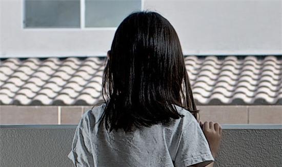 be gai 6 tuoi bi thay giao cuong hiep vi khong lam bai tap hinh anh 1