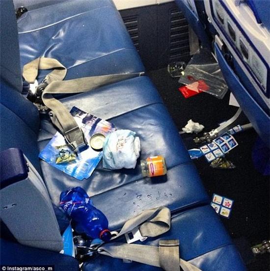 Cô gái bị chỉ trích dữ dội vì có hành động kém duyên trên máy bay - Ảnh 2.