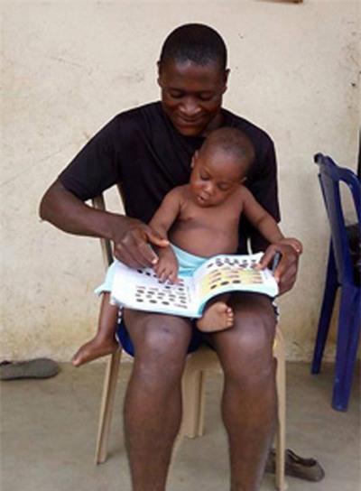 Hope trong vòng tay một tình nguyện viên của Quỹ từ thiện Giáo dục và Phát triển trẻ em châu Phi (ACAEDF). Ảnh: Facebook Anja Ringgren Lovén