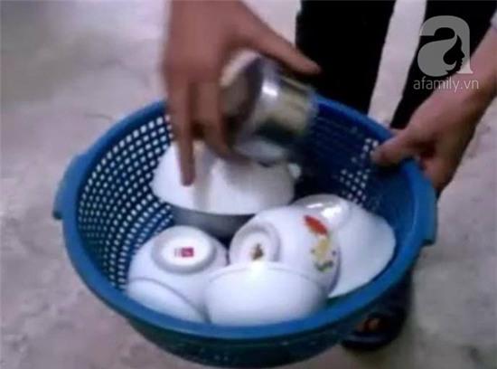 Hà Nội: Phát hiện chip lạ dưới đáy bát dùng ăn cơm - Ảnh 2.