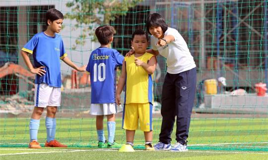 Kim Chi chỉ dạy cho các cầu thủ nhí