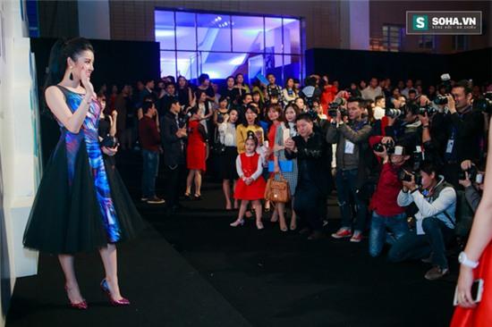 Thậm chí, đôi khi, các khách mời còn được yêu cầu rõ ràng là phải tạo dáng trước thảm đỏ hoặc backdrop bao nhiêu phút.