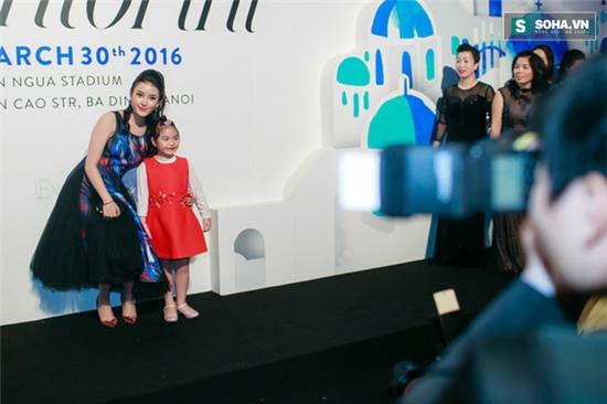 Trong suốt thời gian xuất hiện tại thảm đỏ và khu vực chụp hình quảng bá, khách mời sẽ phải luôn giữ vẻ mặt rạng rỡ, tươi cười, bất chấp việc sẽ phải đứng bao lâu, trong thời tiết như thế nào.