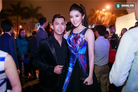 Gặp người quen tại sự kiện, Huyền My vui vẻ trò chuyện và chụp hình lưu niệm cùng mọi người.