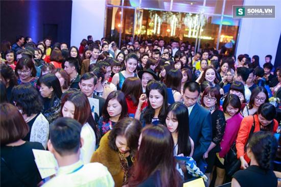 20h15, kết thúc thời gian chụp hình tại sảnh đón tiếp, Á hậu cùng mọi người di chuyển vào khu vực diễn ra chương trình. Lợi thế về chiều cao khiến Huyền My nổi bật giữa đám đông.