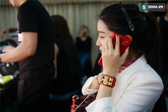 Ví dụ như trong sự kiện tối nay, dù 20h chương trình mới bắt đầu nhưng 18h, Á hậu đã có mặt để make up. Ở một vài sự kiện khác, Huyền My có thể make up ở nhà, sau đó di chuyển tới địa điểm tổ chức event, song cô không bao giờ tới muộn mà thường đến sớm hơn một chút.