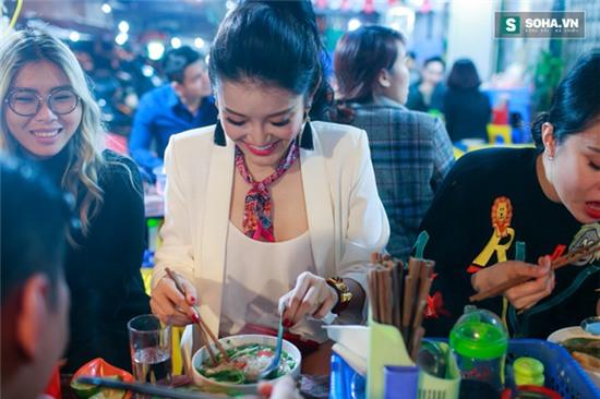 Đã khá quen với cường độ làm việc nên Huyền My vẫn khá vui vẻ. Cô thoải mái trò chuyện và trêu đùa mọi người. Đây chính là những giây phút thoải mái nhất trong ngày của người đẹp.