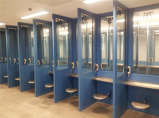 Những bốt thăm nom để cho tù nhân gặp gỡ người thân.