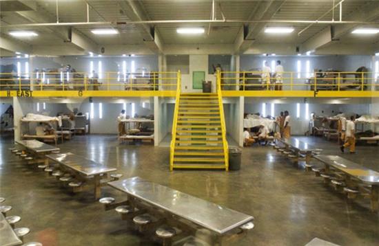 Phòng sinh hoạt chung của Theo Lacy.