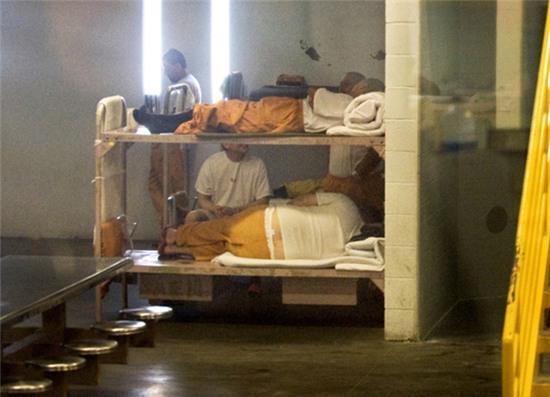 Có những kiểu phòng giam biệt lập hoặc dạng kí túc xá.