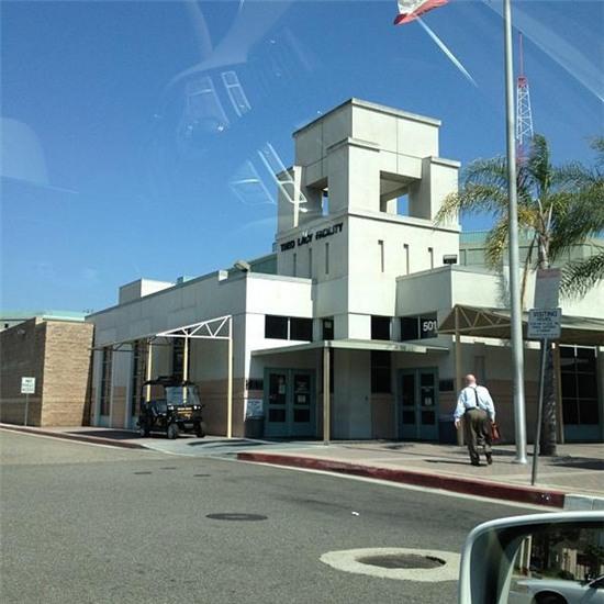 Quang cảnh bên ngoài Theo Lacy.