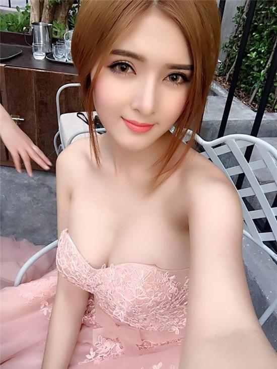 Phong cách của hot girl này cũng trở nên nóng bỏng và táo bạo hơn.