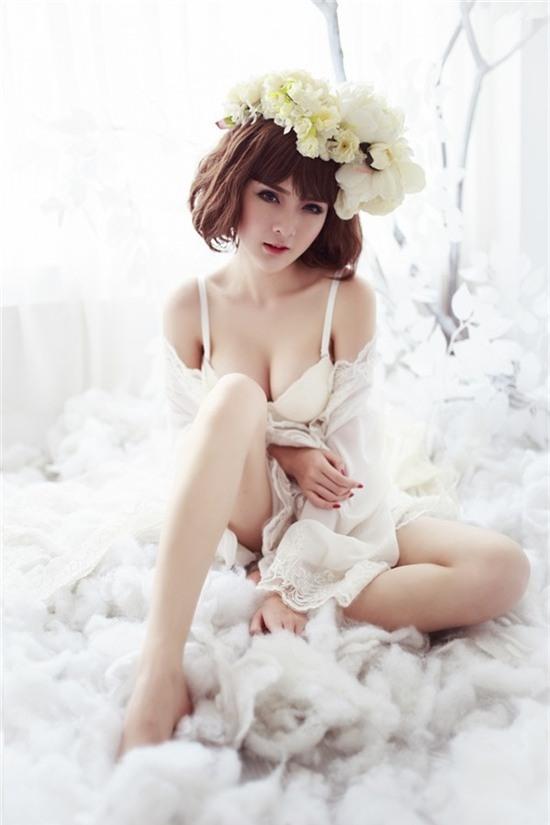 Những bộ ảnh của Lily Luta chụp gần đây càng lúc càng táo bạo hơn.