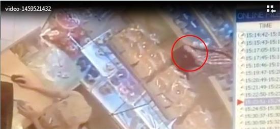 Hoàn tiền cho món đồ lấy trộm, khách nữ vẫn bao biện là vui thôi, không có ý gì đâu - Ảnh 2.