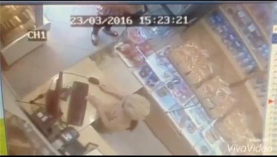 Hoàn tiền cho món đồ lấy trộm, khách nữ vẫn bao biện là vui thôi, không có ý gì đâu - Ảnh 3.