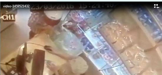 Hoàn tiền cho món đồ lấy trộm, khách nữ vẫn bao biện là vui thôi, không có ý gì đâu - Ảnh 4.