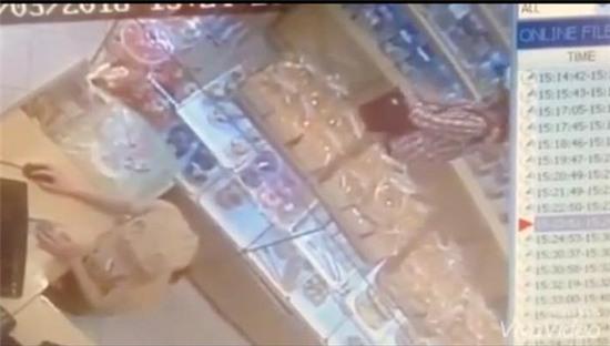 Hoàn tiền cho món đồ lấy trộm, khách nữ vẫn bao biện là vui thôi, không có ý gì đâu - Ảnh 5.