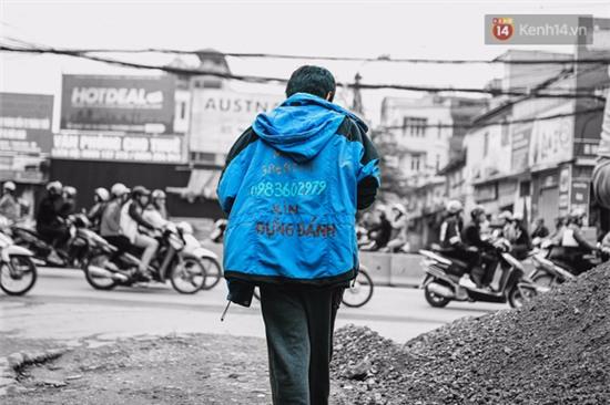 Đằng sau chiếc áo Xin đừng đánh của Minh hấp là nỗi đau của một người cha... - Ảnh 1.