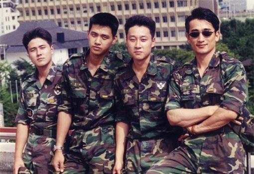 Cha In Pyo, Kam Woo Sung, Lee Hui Jae, Goo Bon Seung trong thời gian đi lính vẫn được tạo điều kiện để đóng phim nhằm nâng cao tinh thần yêu nước cho người Hàn.