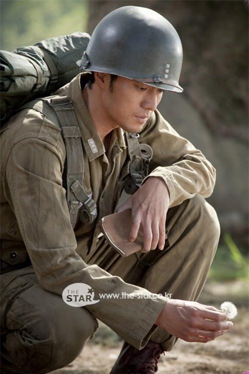 So Ji Sub cũng từng vào vai một người lính quân đội Hàn