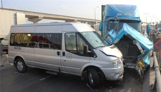 xe container gay tai nan lien hoan giua tphcm hinh anh 2