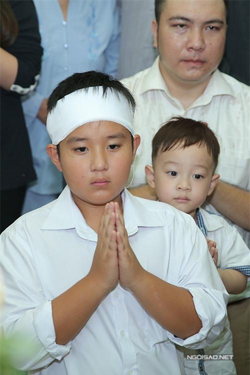 me-quoc-huong-lien-tuc-ngat-xiu-trong-dam-tang-con-9