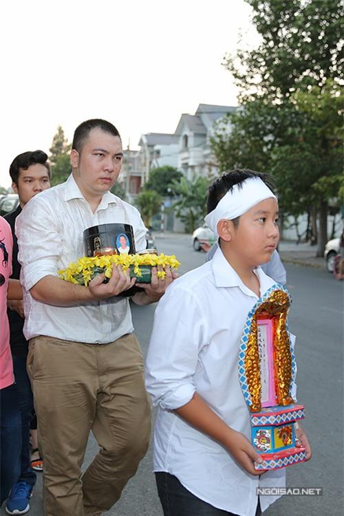 me-quoc-huong-lien-tuc-ngat-xiu-trong-dam-tang-con-10