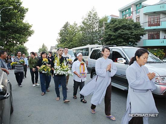 me-quoc-huong-lien-tuc-ngat-xiu-trong-dam-tang-con-11